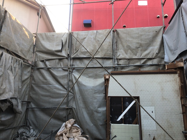 東京都大田区羽田の木造2階建て解体工事・ブロック新設工事中の様子です。